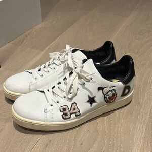 White Leather Sneakers with Black Heel and Embroidered Patches